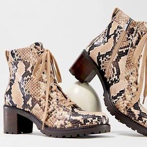 🧡 NIB Vince Camuto Gaviana Snake Boots (7)